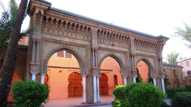 Um edifício ornamentado com arcos e colunas, provavelmente um local histórico ou cultural.