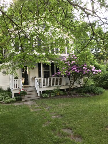 Charming 1871 farmhouse retreat, wooded views in the historic village of Chatham