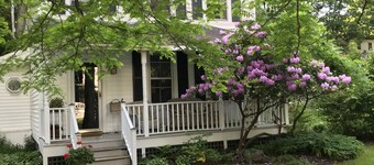 Charming 1871 farmhouse retreat, wooded views in the historic village of Chatham