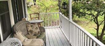 Charming 1871 farmhouse retreat, wooded views in the historic village of Chatham