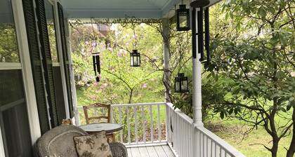 Charming 1871 farmhouse retreat, wooded views in the historic village of Chatham