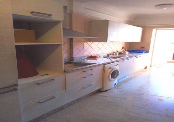 Kjøleskap, kokeplater og kjøkkenutstyr