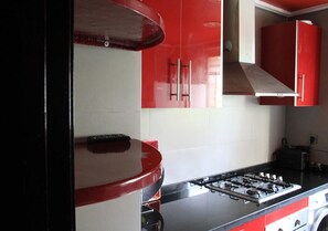 Kjøleskap, ovn, kokeplater og oppvaskmaskin