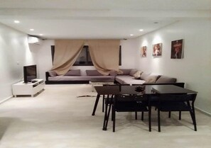 Un salon moderne comprenant un canapé, une table basse et un meuble pour la télévision.