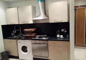 Kühlschrank, Ofen, Herdplatte, Wasserkocher mit Kaffee-/Teezubehör