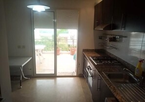 Réfrigérateur, four, plaque de cuisson