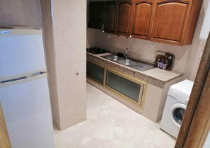 Réfrigérateur, surface de cuisson, vaisselle et ustensiles
