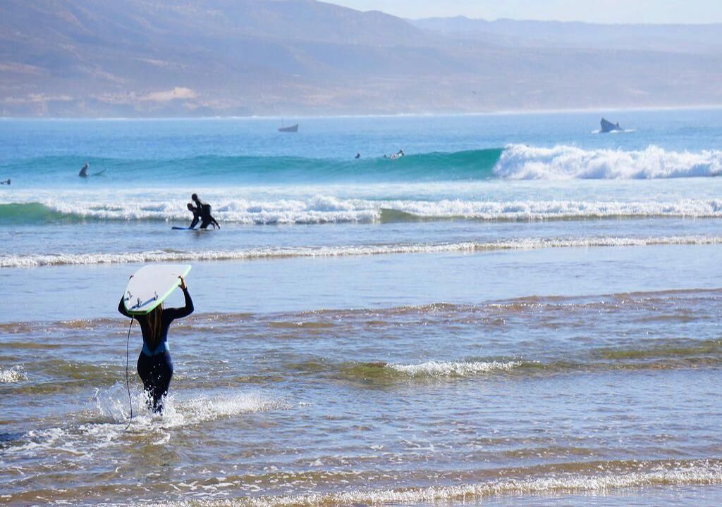 Une scène de plage avec des surfeurs et des vagues.