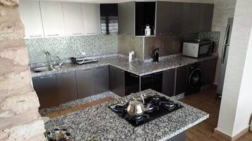 Kylskåp, mikrovågsugn, ugn och spishäll