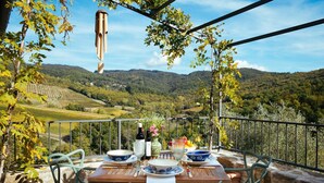A table set outdoors with a view of vineyards and hills. - Private Villa with private pool, A/C, WIFI, sauna, hot tub, TV, patio, close to Greve In Chianti (Radda In Chianti)