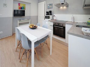 Kühlschrank, Mikrowelle, Ofen, Kochgeschirr/Geschirr/Besteck