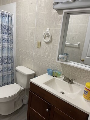 Combined shower/bathtub, hair dryer, towels