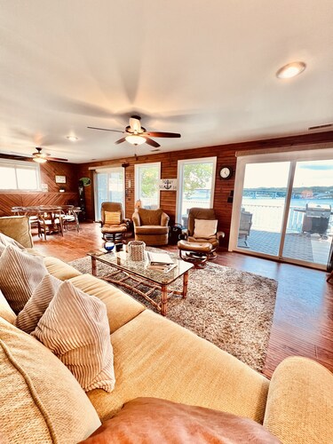 LAKE TIME @ THIS SPACIOUS HOUSE ON THE WATER + BOAT+SWIM+RELAX+GREAT AMMENITIES