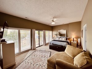 5 chambres, bureau, fer et planche à repasser, lit de bébé portatif