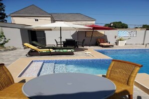 Utomhuspool och uppvärmd pool