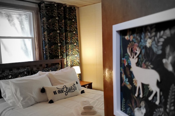 4 bedrooms, iron/ironing board, free WiFi, bed sheets