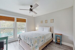 2 bedrooms, iron/ironing board, WiFi, bed sheets - Contemporary Condo w/ Fast WiFi, Shared Pool, Pool Spa, Tennis, & Boat Dock (Rockport)