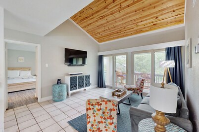 Contemporary Condo w/ Fast WiFi and Shared Pool