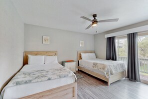 2 bedrooms, iron/ironing board, WiFi, bed sheets - Contemporary Condo w/ Fast WiFi and Shared Pool (Rockport)