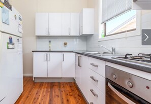 Cottage | Private kitchen | Full-size fridge, microwave, oven, stovetop - Fieldsend Cottage (East Maitland)