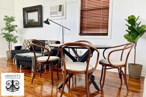 Casa de campo | Área de estar | Smart TV 57 polegadas com canais digitais, TV, Netflix