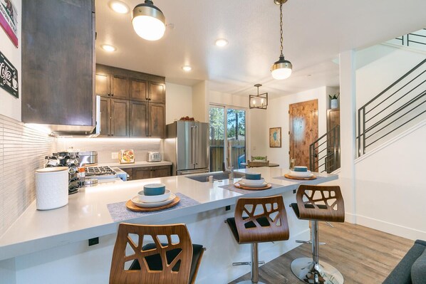 Refrigerador, microondas, horno, placa de cocina