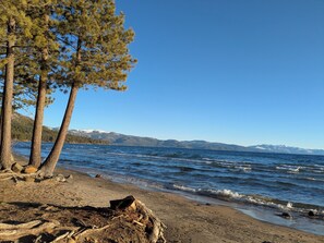 Una playa cerca, sillas reclinables de playa, toallas de playa