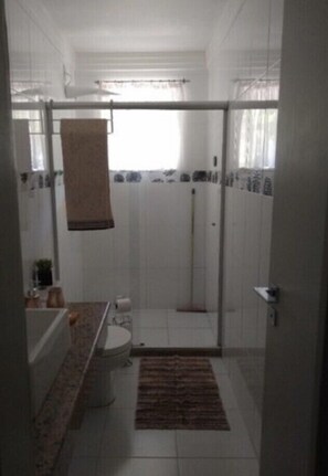 シャワー、トイレットペーパー