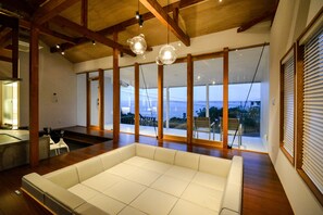 Vila luxo, para não fumantes | 1 quarto, Wi-Fi de cortesia, roupa de cama