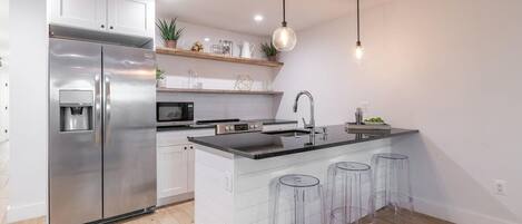 Cafetera y tetera, refrigerador, microondas y utensilios de cocina