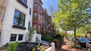 A residential street with a row of townhouses, a sidewalk, and parked cars. - Bloomingdale Beauty - Sleeps 4 in Style! (Washington)