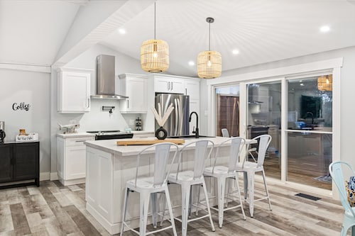 Luxurious Oceanview beach house W/ hot tub 