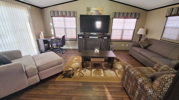 Téléviseur connecté, chaîne audio, bureau