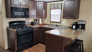 Réfrigérateur, four à micro-ondes, un four, surface de cuisson