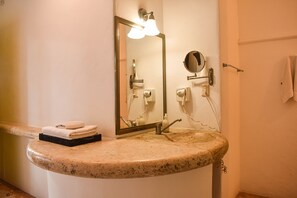 Douche, séchoir à cheveux, serviettes fournies, shampooing