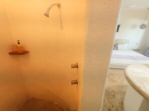 Shower, hair dryer, towels, shampoo - Master Room on 5th, one block to the beach (Playa del Carmen)