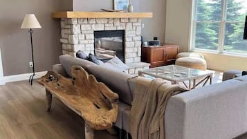 Smart TV, fireplace, DVD player, stereo