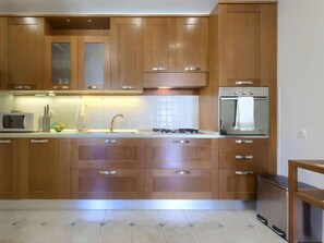 Frigorifero, microonde, forno, pentole/stoviglie/utensili