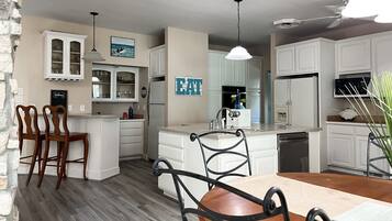 Kylskåp, mikrovågsugn, ugn och spishäll