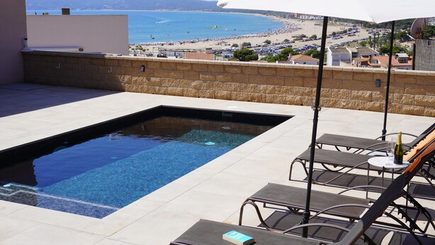 A rooftop pool with a view of the beach and ocean. - Villa Magnifica, L'Estartit - Center (Estartit (L´))