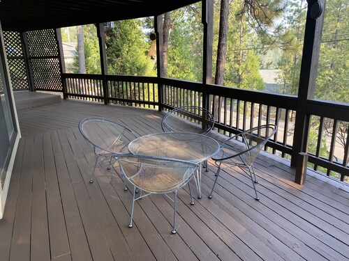 Updated Yosemite X- Large Lake Resort w/ Mountain Views  2 decks & aut generator