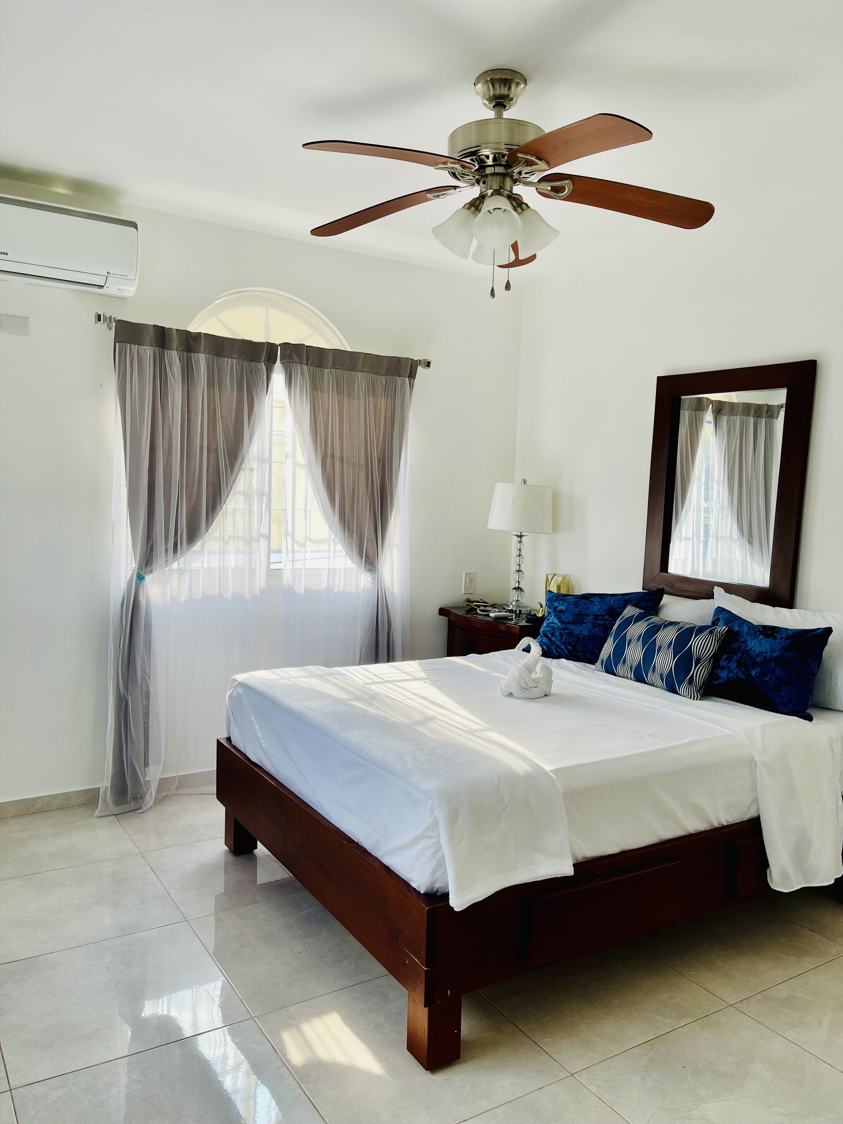 3 makuuhuonetta, silitysrauta/-lauta, ilmainen Wi-Fi, vuodevaatteet