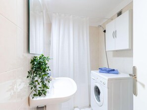 Secador de cabelo, toalhas de banho