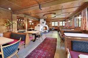 Dining - Alpine Chalet Lacknerbrunn 25-30 persons with Mountain View (Mayrhofen)