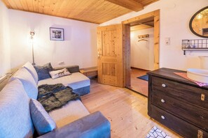 Una televisión, una chimenea