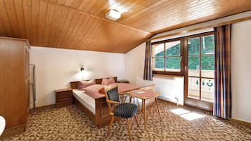 8 bedrooms, iron/ironing board, free WiFi, bed sheets