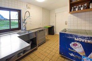 Køleskab, mikrobølgeovn, ovn, kogeplade