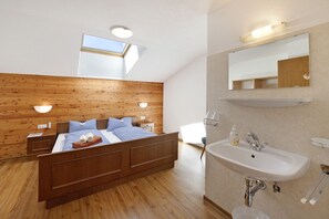 8 Schlafzimmer, Bügeleisen/Bügelbrett, kostenloses WLAN, Bettwäsche