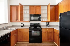 Réfrigérateur, micro-ondes, four, lave-vaisselle