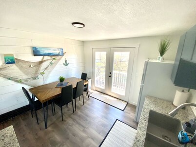 Joe’s Valley Coastal Cottage Left Fork